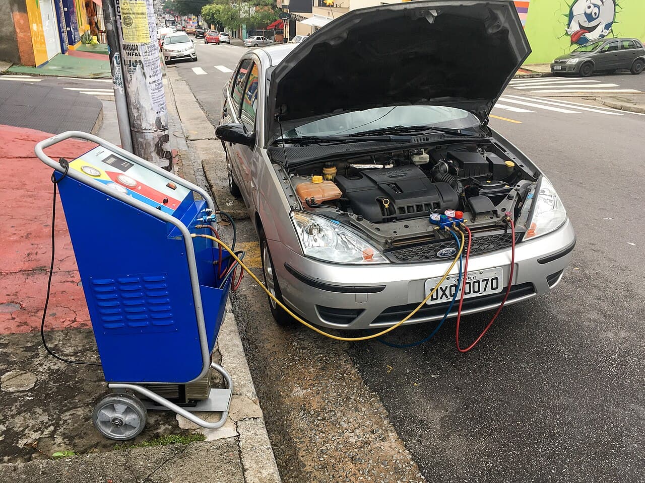 Vehicle air conditioning manifold service and pressure charging