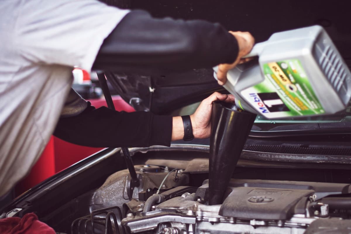 Automotive engine oil maintenance service